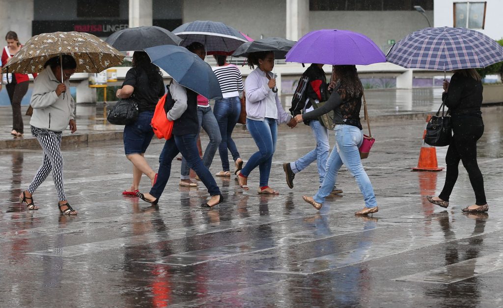 Brasília - O Distrito Federal amanheceu nublado e com chuva na manhã deste sábado (23)  (José Cruz/Agência Brasil)